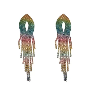 Orecchini pendenti con nappe in strass sfumati colorati, perno in argento