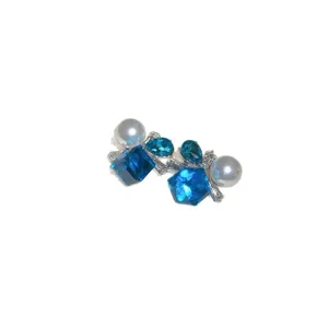 Pendientes elegantes de plata con diamantes azules geométricos y perlas blancas