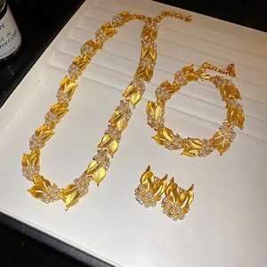 Elegant Schuckset goldfarbene Ähren mit Perlen und Zirkonia auf weißem Samttablett