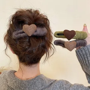 Herbst Winter Wollgarn Herz Haarklammer Acryl Handgefertigte Krokodilklemme Einfache Süße Mode Damen Kopfschmuck Accessoire