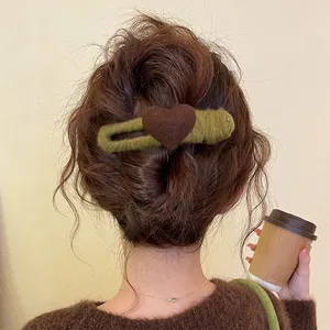 Gemütliche herbst winter woll herz haarklammer auf dem haar des models im lifestyle stil