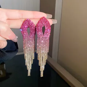 Vista dettagliata degli eleganti orecchini a nappine con strass rosa sfumato per donna