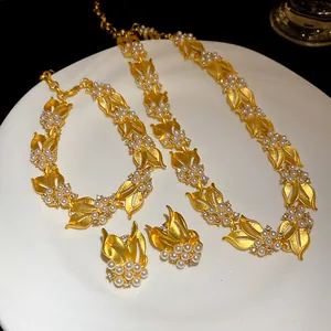Elegantes Detail des Vintage-Schmucksets mit Weizenähren, Perlen und Gold-Zirkonia.