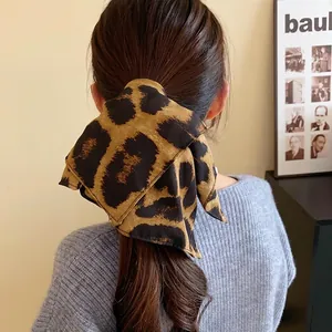 Scrunchie Pieghettato con Stampa Leopardata in Stile Maillard Vintage Fermacoda in Tessuto per Donna Accessori Capelli