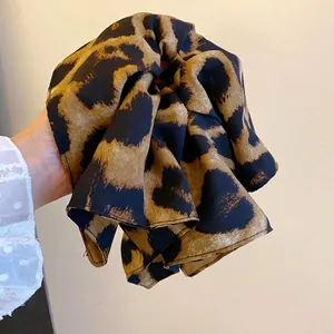 Scrunchie per capelli oversize leopardato rétro con eleganti volant in stoffa