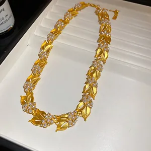 Nahaufnahme der Vintage Halskette mit mattgoldenen Ähren und edlen Perlen