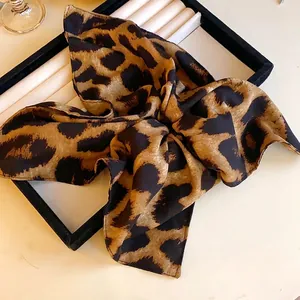 Scrunchie plissettato con stampa leopardata Maillard vintage per coda di cavallo elegante