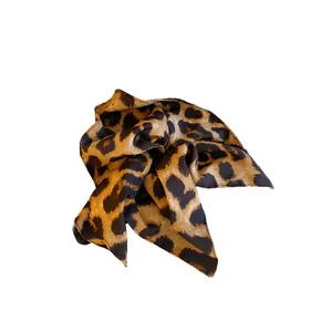 Elastico per capelli plissettato leopardato retrò con trama effetto seta lucida.