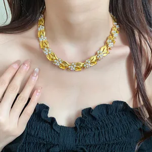 Nahaufnahme einer vintage Gold-Ährenkette mit Perlen und Zirkonia an einem Modell