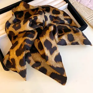 Vista ravvicinata dettagliata della stampa leopardata vintage e trama plissettata