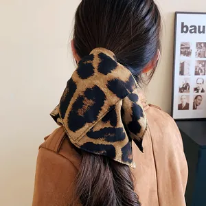 Vista posteriore di un elastico per capelli plissettato leopardato vintage chic