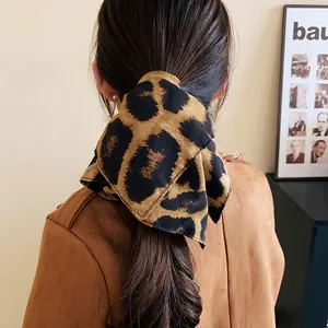 Dettaglio di un elastico per capelli leopardato retrò utilizzato per una coda di cavallo.