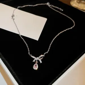 Elegante collana a fiocco in argento con ciondolo a pera rosa scintillante per donna.