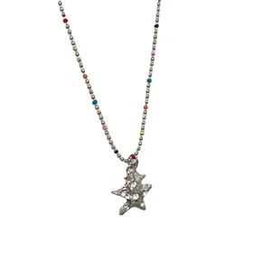 Elegante collana a catena con sfere d'argento, accenti colorati e ciondolo a stella di cristallo