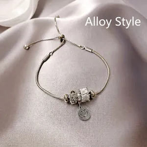 Vista dettagliata del bracciale a catena serpente in argento con ciondoli a cuore