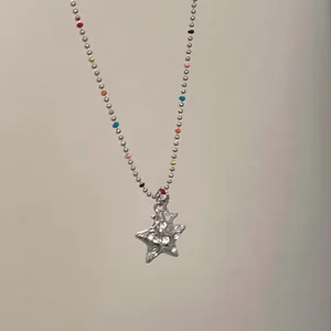 Elegante collana con ciondolo a stella argentata con strass e catena a sfere colorate