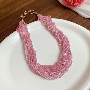 Elegante collana multifilo di perline di vetro rosa con chiusura a T dorata