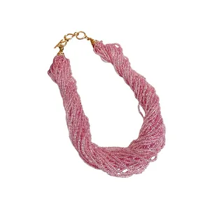 Elegante collana a più fili di perline di vetro rosa con una chiusura in metallo dorato