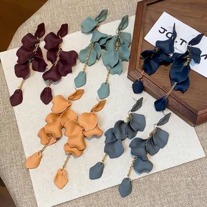 Orecchini Pendenti Chic Vintage con Petali in Acrilico e Nappine per Donna Orecchini a Forma di Fiore Fatti a Mano con Perno in Acciaio