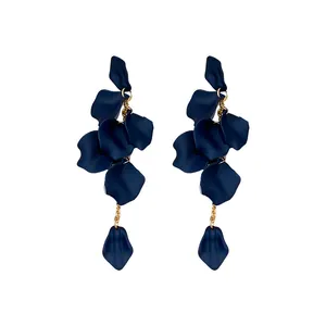 Eleganti orecchini vintage a petalo blu scuro con catena dorata per la moda femminile