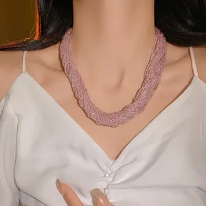 Elegante collana di perline rosa a più strati mostrata in primo piano su modella