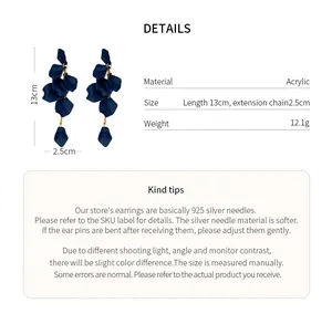 Dettaglio macro di orecchini a nappa blu navy con parametri in argento 925 reali