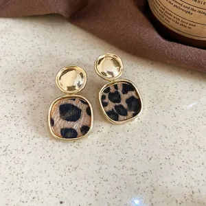Vue détaillée de boucles d'oreilles carrées rétro avec motif léopard et métal doré