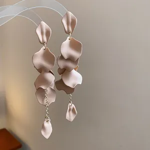 Vista dettagliata di eleganti orecchini a nappa con petali rosa opaco e catenine.