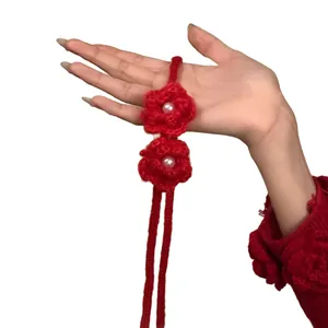 Collier fleur tricoté rouge fait main avec perles pour un style élégant d'automne et d'hiver