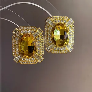 Orecchini a lobo quadrati vintage in oro con gemma gialla e strass.