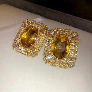Eleganti orecchini vintage dorati con grande gemma gialla e cristalli trasparenti