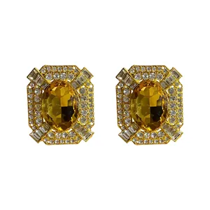 Orecchini vintage a bottone rettangolari dorati con pietra gialla e strass trasparenti.