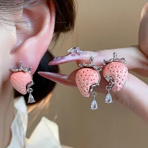 Orecchini a fragola eleganti con gocce di zircone e aghi d'argento per donne alla moda