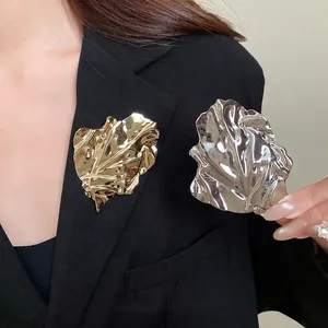 Vintage Irregular Wrinkled Metal Leaf Brooch For Women Modern Fashion Leaf Lapel Pin Corsage Wedding Banquet Jewelry Gift