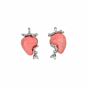 Eleganti orecchini a lobo a forma di fragola in resina rosa con perni in argento per donne