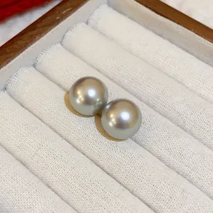 Vista macro detallada de pendientes de perlas grises que muestra brillo y textura muy suave.