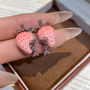 Dettaglio orecchini fragola in resina rosa con foglia d'argento e goccia di zircone