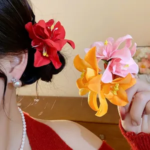Pinces à cheveux fleurs artificielles élégantes en rouge rose et orange pour les vacances.