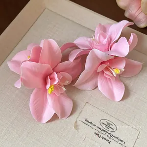Élégantes pinces à cheveux fleurs en tissu rose pour femmes, idéal pour vacances
