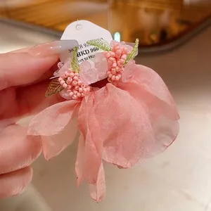 Eleganti orecchini a fiore in rete rosa con perline e foglie verdi decorati a mano