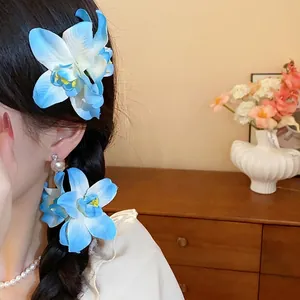 Barrette à cheveux élégante en tissu bleu de style resort dans un cadre cosy