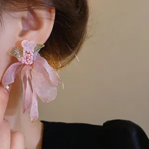 Eleganti orecchini a perno con fiori in rete rosa stile Mori con perline e foglie verdi