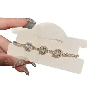 Elegantes verstellbares Armband mit quadratischen Zirkonia auf einer Displaykarte.