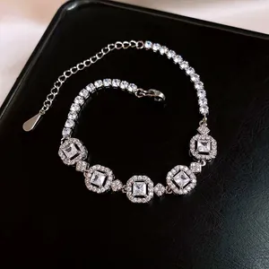 Elegantes silberfarbenes Tennisarmband mit quadratisch geschliffenen Zirkonsteinen