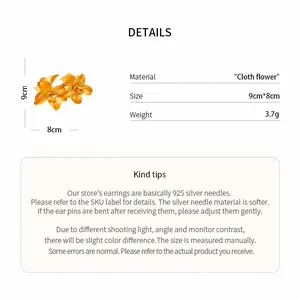 Vue détaillée de la pince à cheveux fleur en tissu orange avec dimensions
