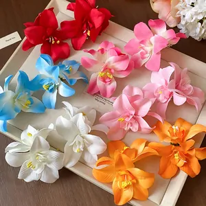Détail de pinces à cheveux en fleurs de tissu colorées dans diverses nuances vives