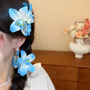 Gros plan détaillé de barrettes à fleurs en tissu bleu et blanc sur les cheveux