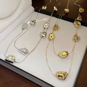 Élégant collier long double épaisseur vintage avec perles métalliques froissées pour femmes