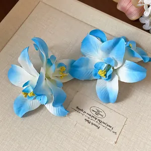 Détail de pinces à cheveux en fleurs de tissu bleu et blanc avec étamines jaunes