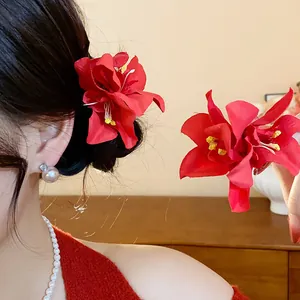 Pince à cheveux fleur en tissu rouge vif pour une coiffure élégante de femme